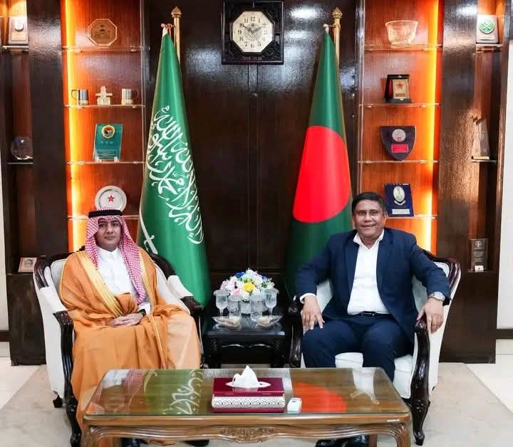সৌদি রাষ্ট্রদূতের সাথে প্রধানমন্ত্রীর প্রতিরক্ষা উপদেষ্টার সৌজন্য সাক্ষাৎ: সামরিক প্রশিক্ষণ ও দুর্যোগ ব্যবস্থাপনায় যৌথ সহযোগিতার আশ্বাস