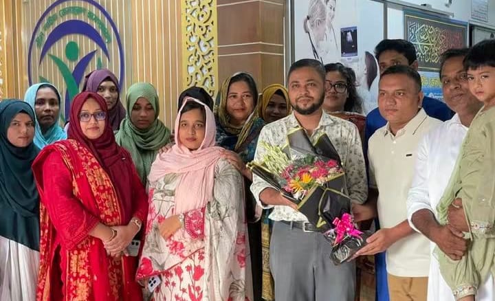 ডা. সাইফুজ্জামান অনকোলজিতে এমডি অর্জন করায় ফুলেল শুভেচ্ছা জানিয়েছে কুলিয়ারচরের গ্রীন লাইফ জেনারেল হাসপাতাল