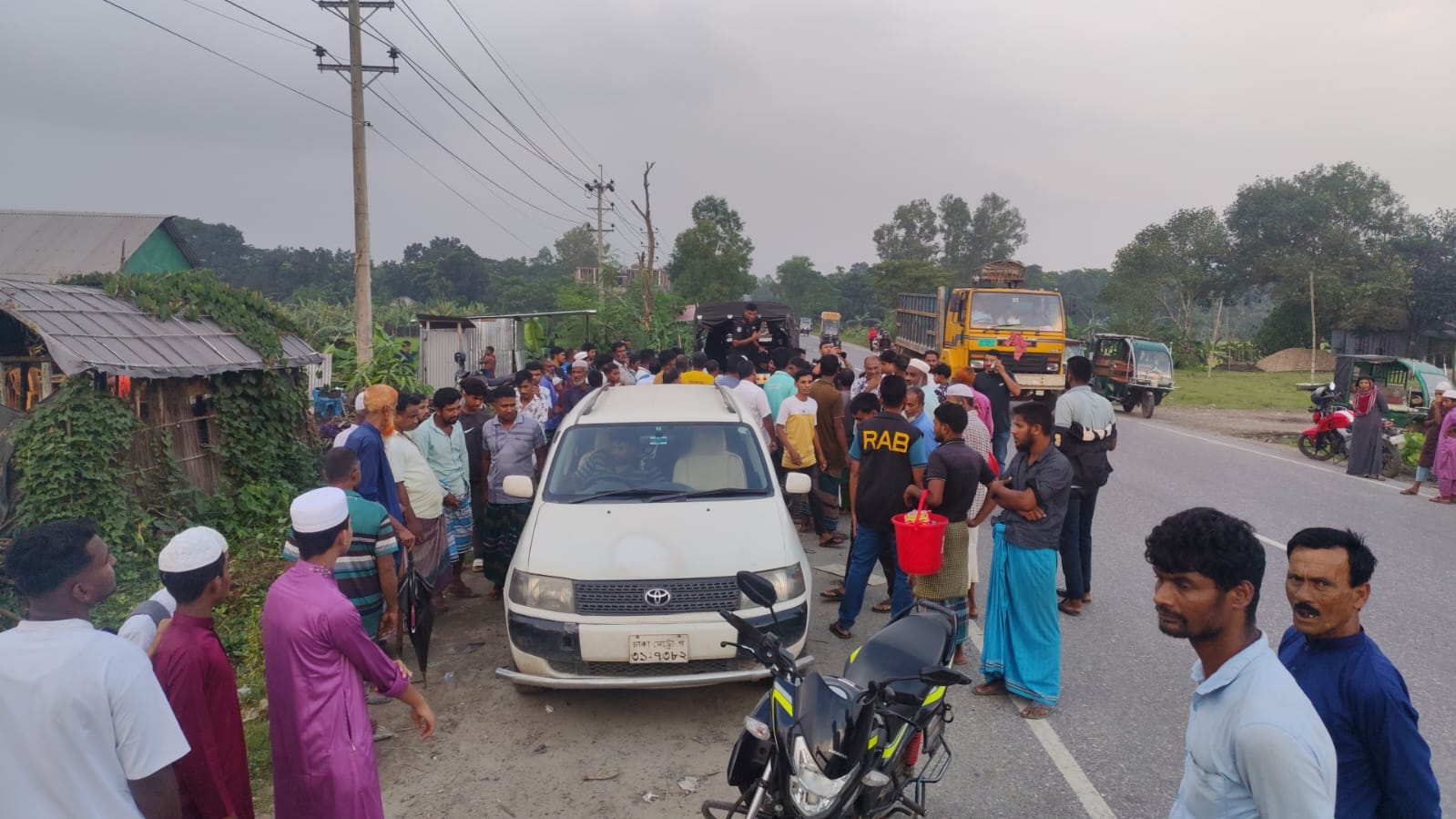 কুলিয়ারচরে র‍্যাবের অভিযানে ৪০ কেজি গাঁজাসহ আটক-১; ছবি ও ভিডিও ধারনে সাংবাদিকদের বাধা