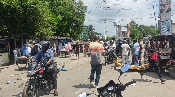 টুঙ্গিপাড়ায় ব্রেক ফেল করে টোল প্লাজায় দোলা পরিবহনের ধাক্কা, আহত ১