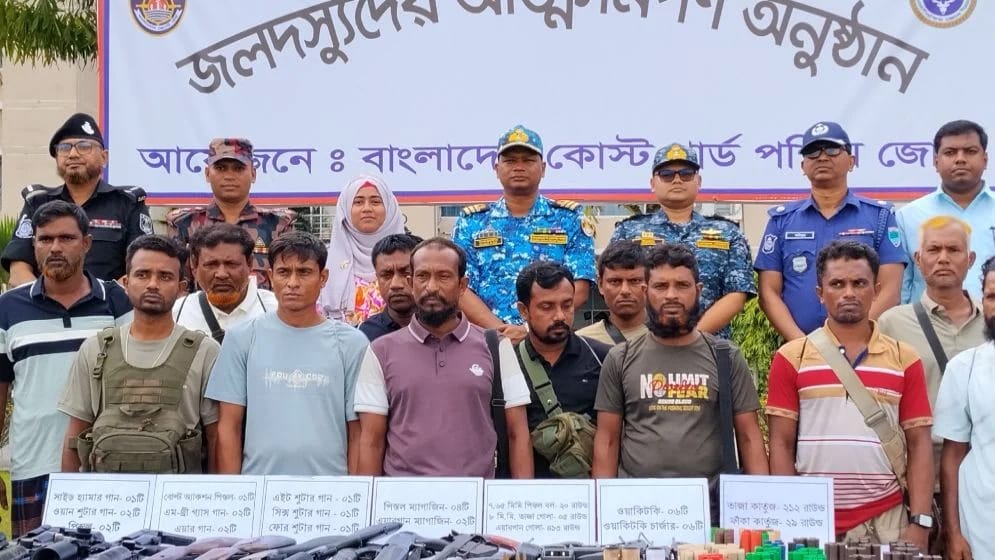 সুন্দরবনের নানা ভাই বাহিনীর প্রধানসহ ১২ জনের আত্মসমর্পণ