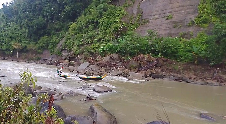 থানচিতে সাঙ্গুর উজানে তুরুর্গু স্বং: হাজারো মানুষের যাতায়াতে নিত্যদিনের মরণফাঁদ