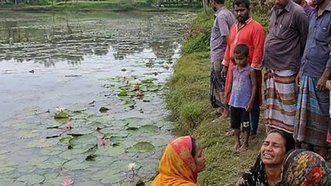বাগেরহাটে শাপলা তুলতে গিয়ে দুই শিশুর সলিলসমাধি ও ভ্যানচালকের রহস্যজনক মৃত্যু