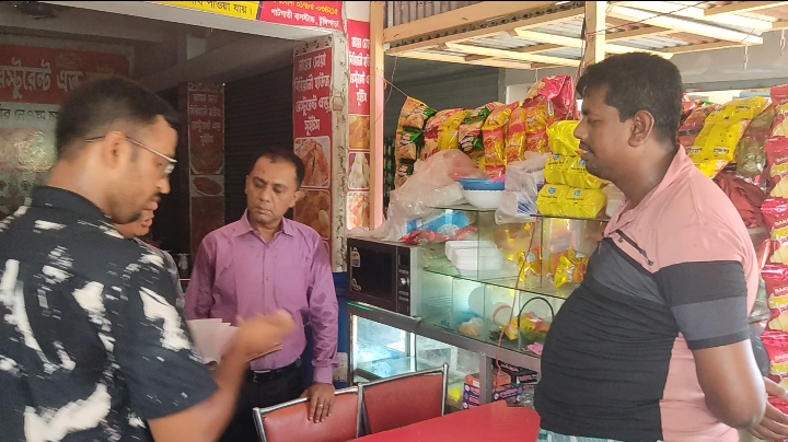 টুঙ্গিপাড়ায় দুই খাবার হোটেলে ভ্রাম্যমাণ আদালতের অভিযান, জরিমানা ১৪ হাজার টাকা