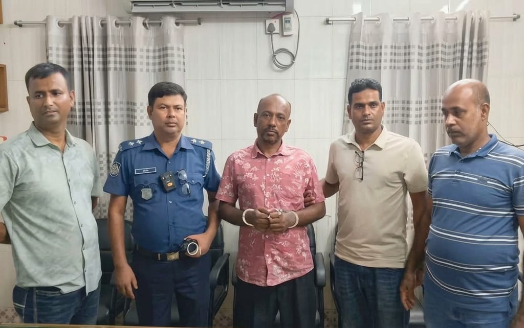 কুলিয়ারচরে পুলিশের হাতে আটকের পর হাতকড়াসহ পালিয়ে যাওয়া আ. লীগ নেতা ১০ ঘন্টা পর ফের আটক