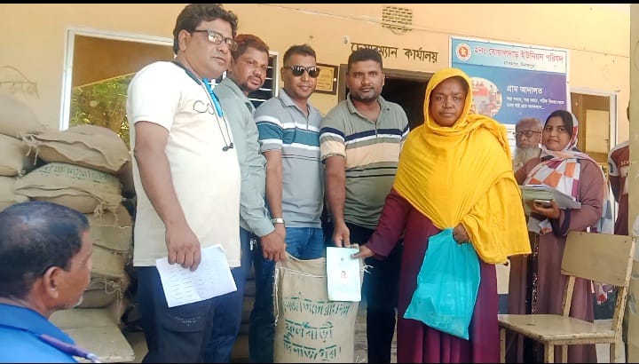 বোয়ালদাড় ইউনিয়ন পরিষদে ভি ডাব্লিউ বি প্রকল্পের ৭২৭ জন কার্ডধারীদের মাঝে ৩০ কেজি করে চাল বিতরণ করেন চেয়ারম্যান নাজমুল ইসলাম