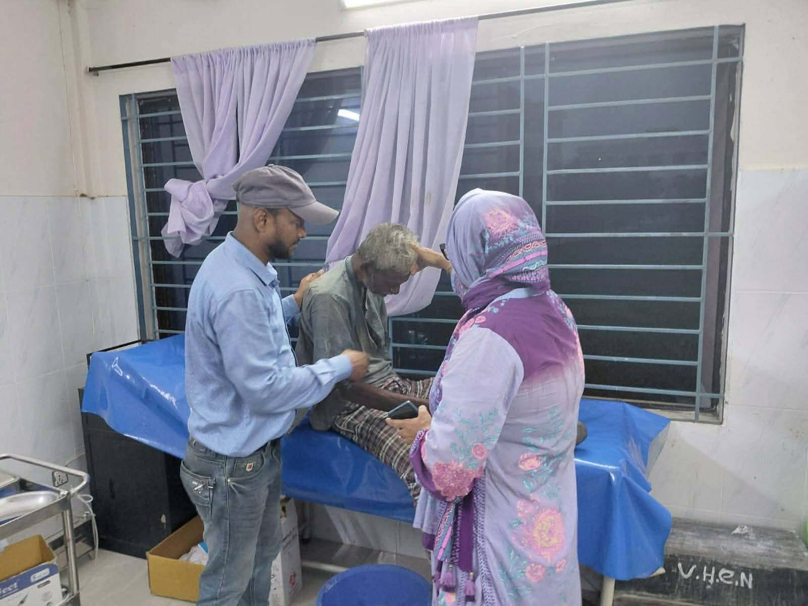 নলডাঙ্গায় রাস্তায় পড়ে ছিলেন অসুস্থ বৃদ্ধ, উপজেলা প্রশাসনের উদ্যোগে হাসপাতালে ভর্তি