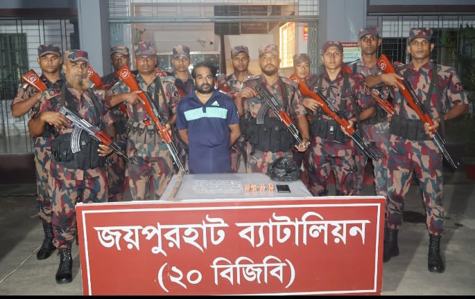 হিলিতে যৌথ অভিযানে মাদক সম্রাট রিপন বিপুল পরিমাণে মাদক ও দেশীয় অস্ত্র সহ হাতে নাতে গ্রেফতার