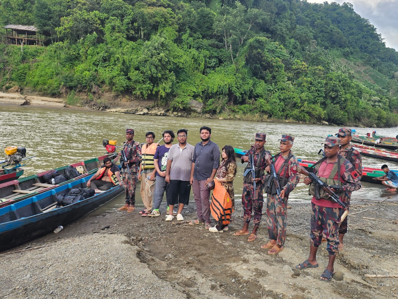 দুর্গম লাংলোক ঝর্ণায় অসুস্থ পর্যটক, জীবন বাঁচাতে ছুটে গেল বিজিবি