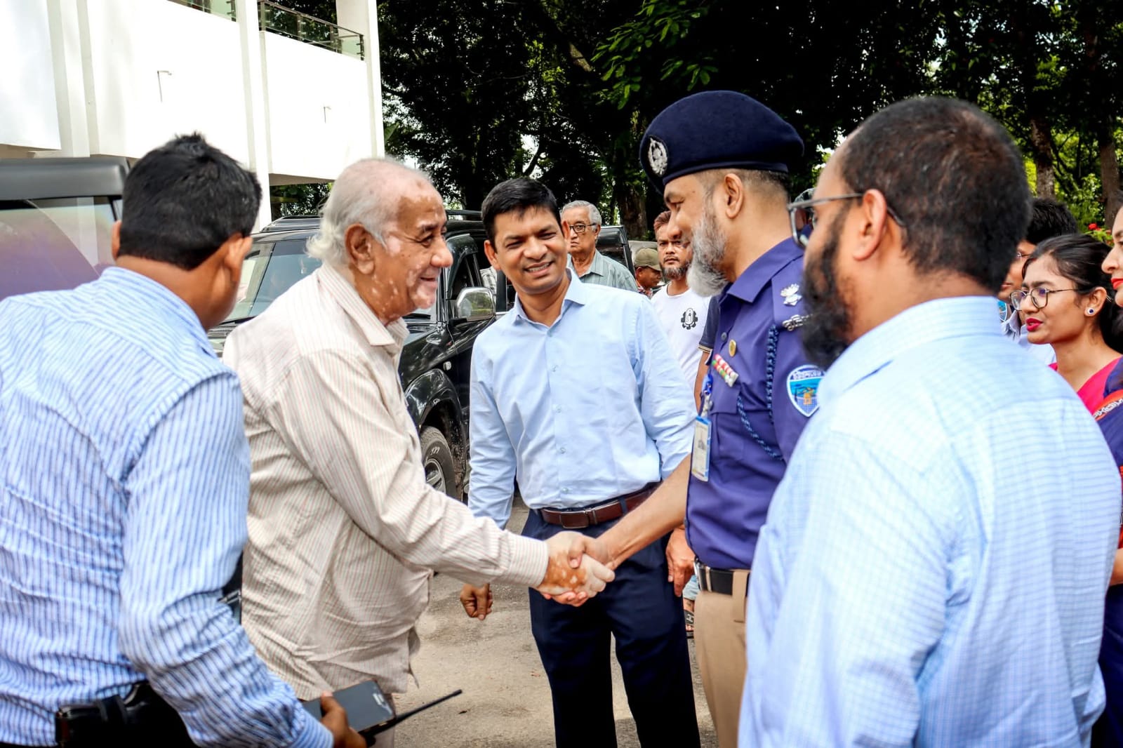 বান্দরবান সফরে পার্বত্যমন্ত্রীকে জেলা প্রশাসন ও পুলিশের শুভেচ্ছা, গার্ড অব অনার প্রদান