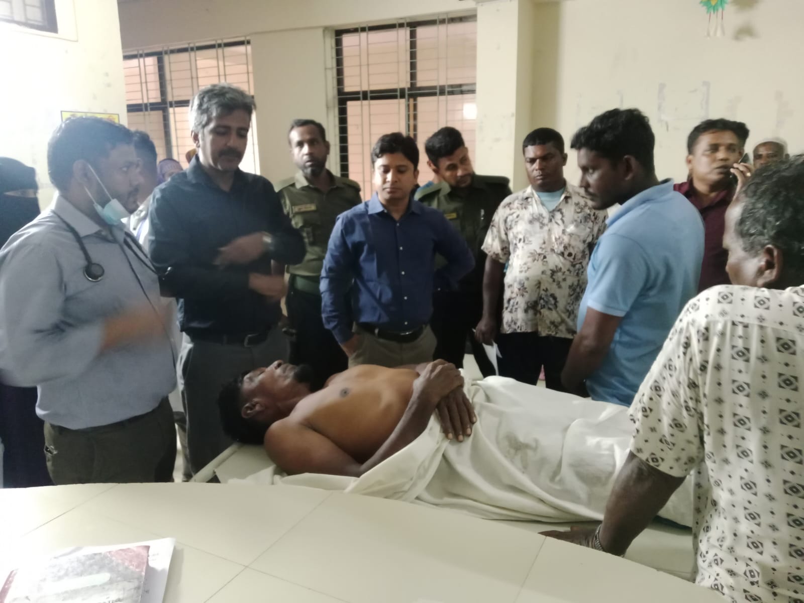 টুঙ্গিপাড়ায় অবৈধ জাল উদ্ধারে গিয়ে হামলার শিকার দুই গ্রাম পুলিশ