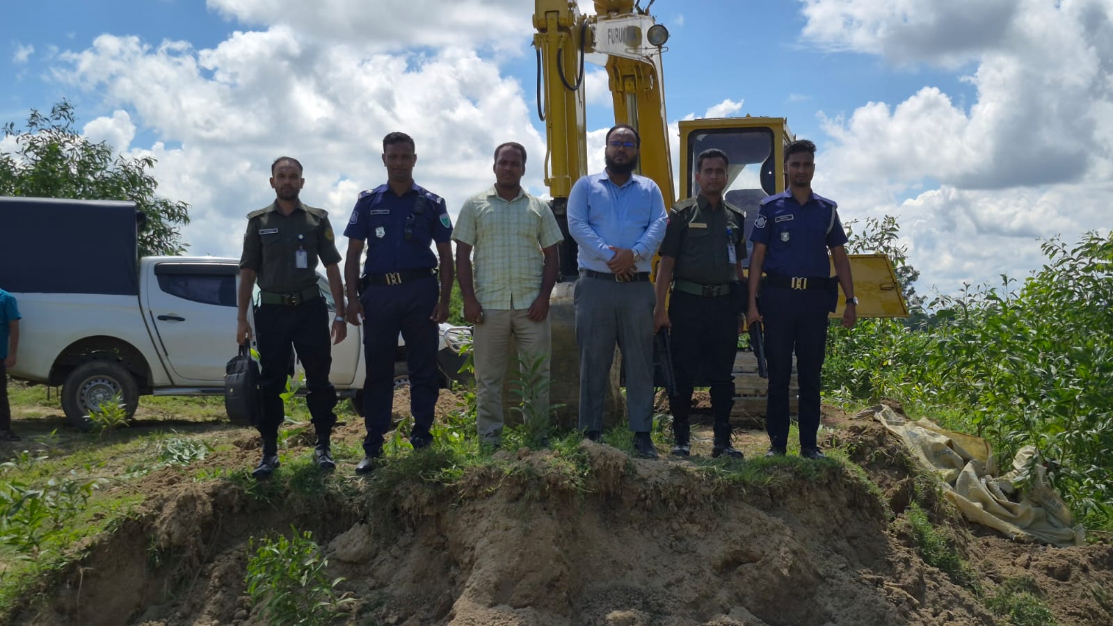চুনারুঘাটে অবৈধ মাটি কাটার অপরাধে এক্সক্যাভেটর ভাঙচুর