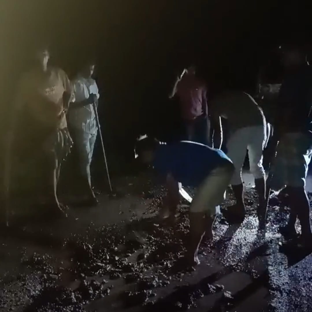 লাখাইয়ে বেহাল সড়ক নিজ উদ্যোগে মেরামত করলেন টমটম চালকরা