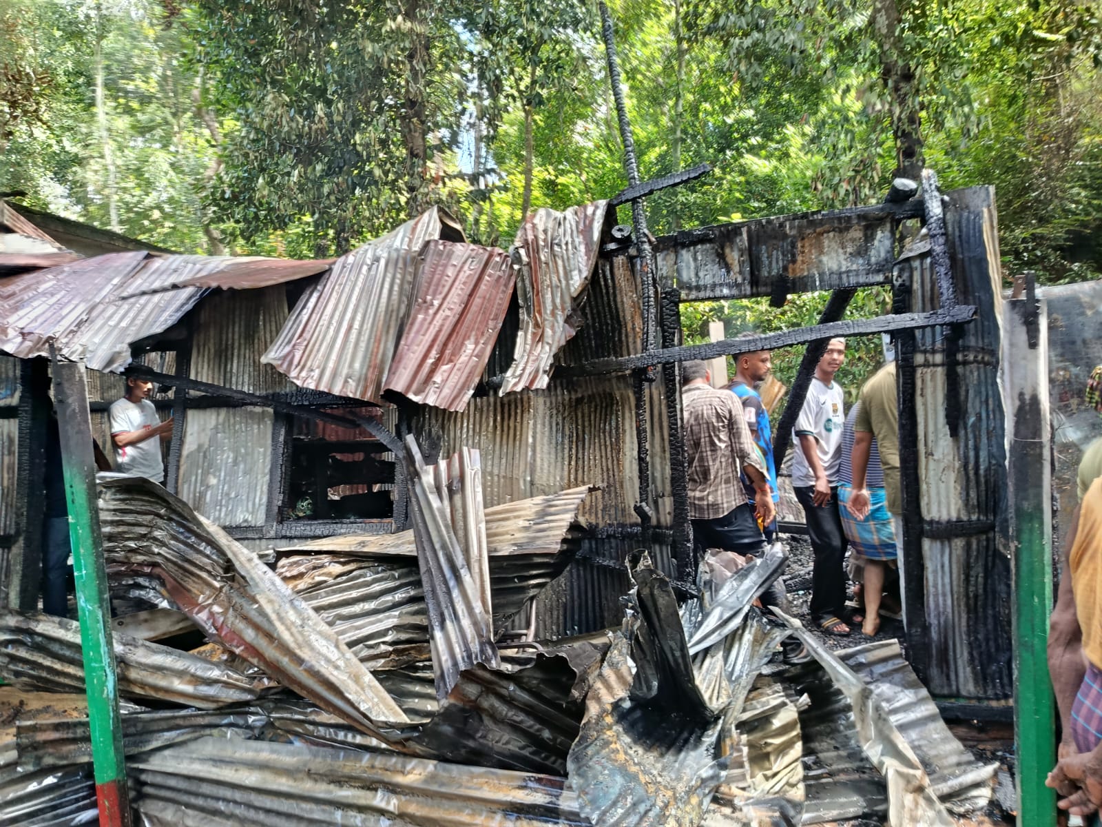 রামগড়ে গ্যাস সিলিন্ডার লিকেজ থেকে আগুনে পুড়ল বসতবাড়ি