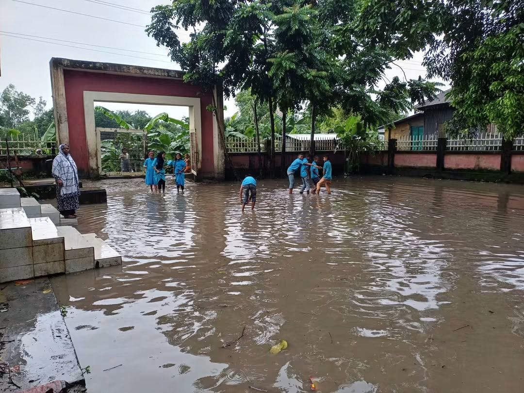 লাখাইয়ের ১৮ নং মুড়িয়াউক প্রাথমিক বিদ্যালয়ে দীর্ঘ এক দশক ধরে জলাবদ্ধতা, শিক্ষার্থীদের চরম দুর্ভোগ ​