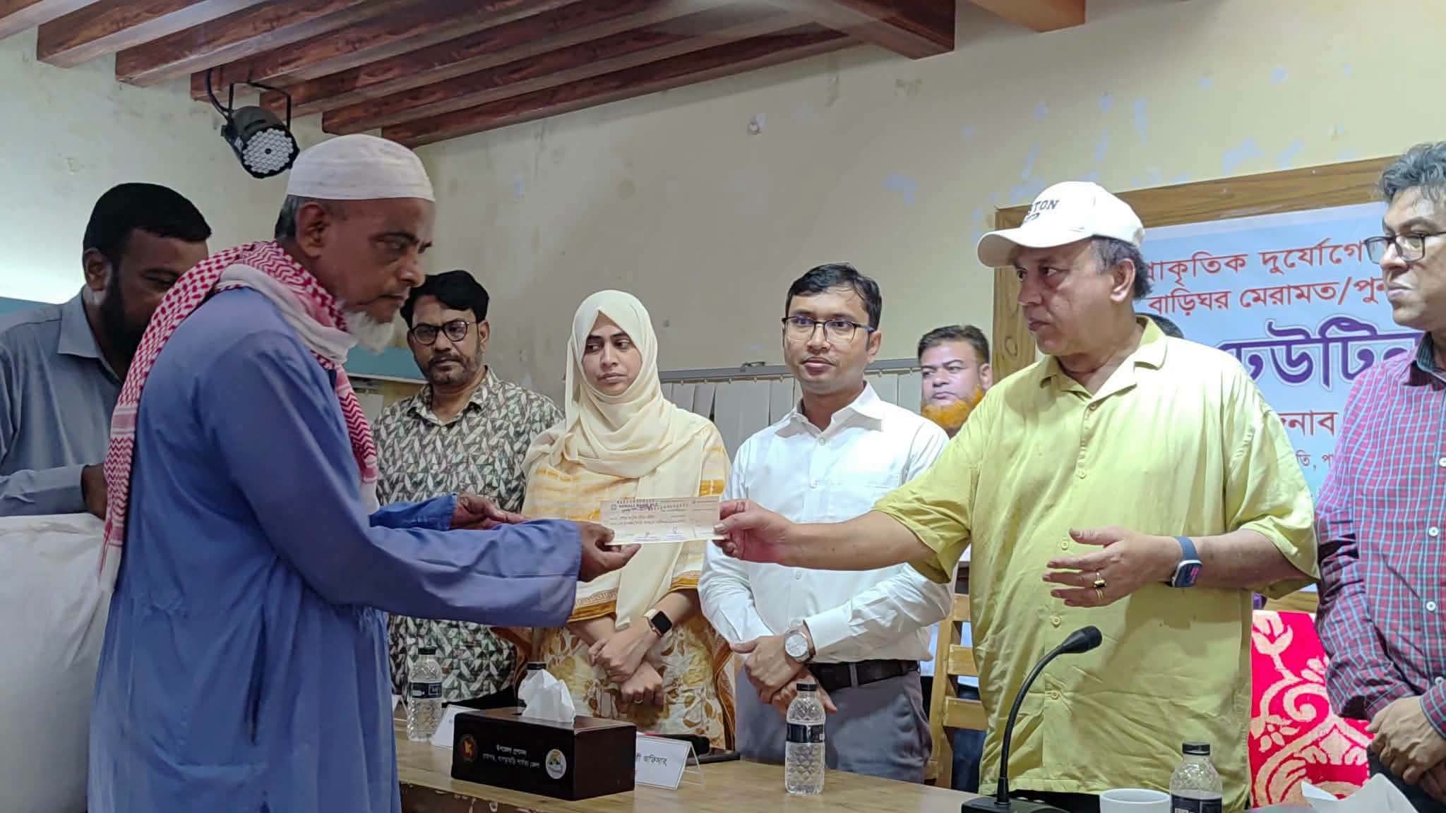 রামগড়ে সাম্প্রতিক প্রাকৃতিক দূর্যোগে ক্ষতিগ্রস্থ পরিবারের মাঝে ঢেউটিন ও চেক বিতরন