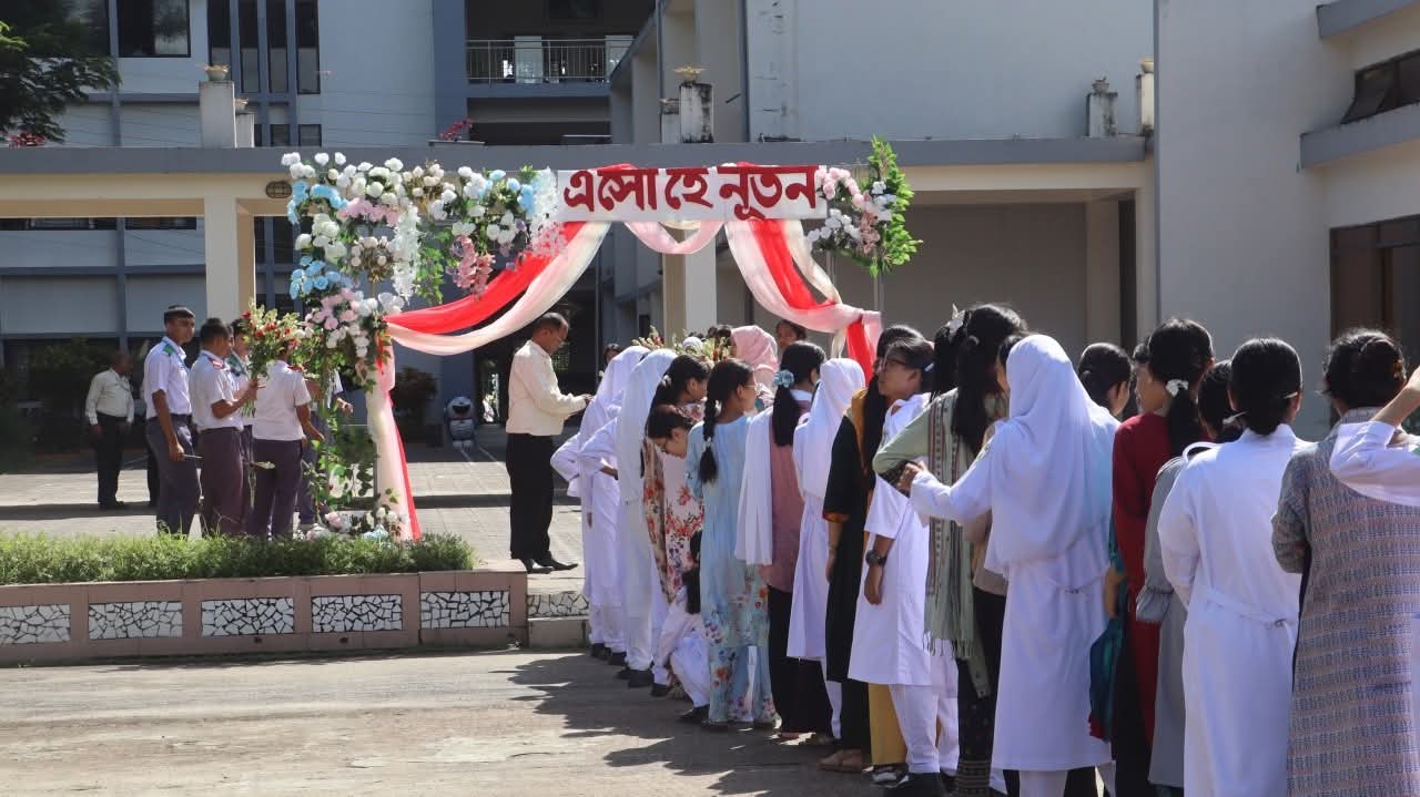 নতুন স্বপ্নে কলেজের আঙিনায় নবীনরা – ফুলের তোড়া হাতে অপেক্ষায় স্যারেরা