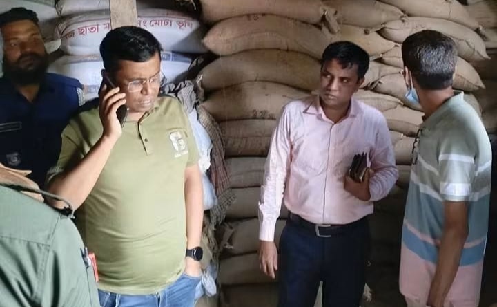 কুলিয়ারচরে আলোচিত চাল কাণ্ডের সেই ১৯.৫ টন চাল নিলামে বিক্রি, ডিলারশিপ বাতিল ও জামানত বাজেয়াপ্ত