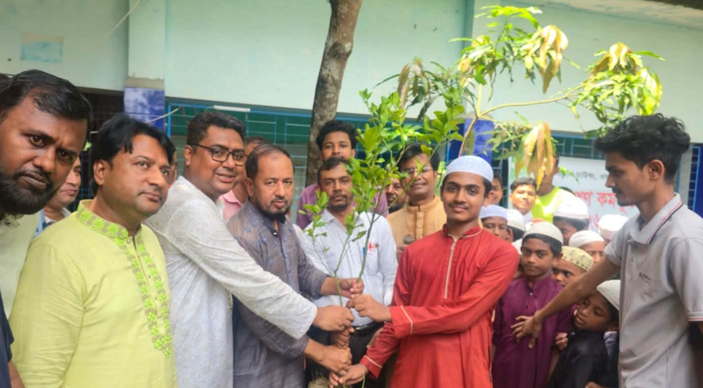 সামাজিক সংগঠন ডুমুরিয়া ফাউন্ডেশনের আয়োজনে শিক্ষার্থীদের মাঝে গাছের চারা বিতরণ