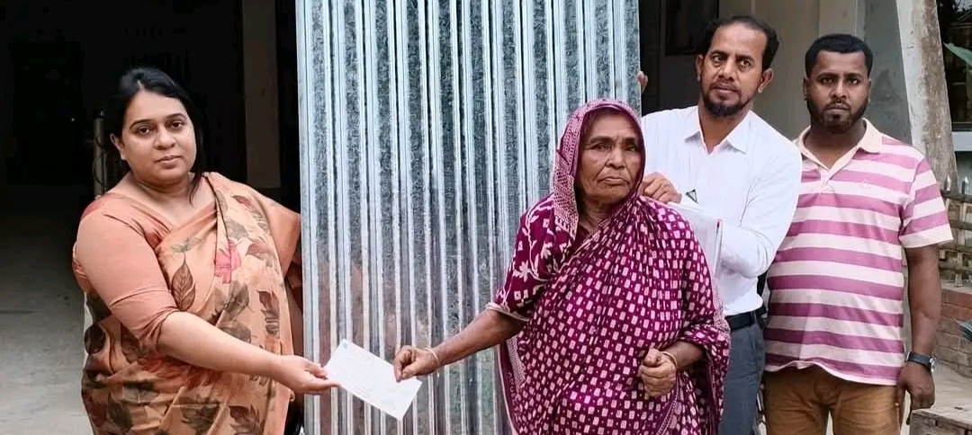 সরিষাবাড়ীতে অসহায় পরিবারের মাঝে ঢেউটিন ও আর্থিক সহায়তা