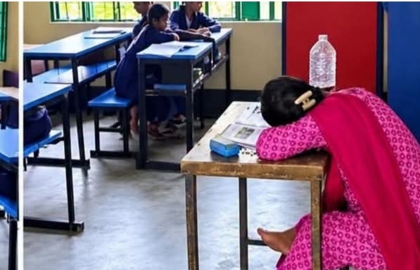 মৌলভীবাজারের কমলগঞ্জে: ক্লাসরুমে শিক্ষিকা গভীর ঘুমে মগ্ন, কোমলমতি শিশুদের ভবিষ্যৎ নিয়ে প্রশ্ন!