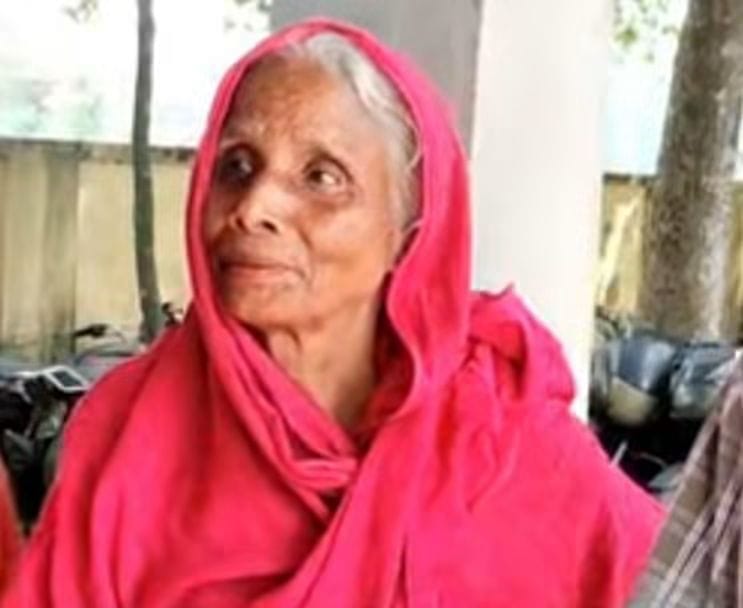 লাখাইয়ে বৃদ্ধা মায়ের খোঁজ নেয় না সন্তানরা,আশ্রয়হীন অবস্থায় বৃদ্ধ ফুলবানু