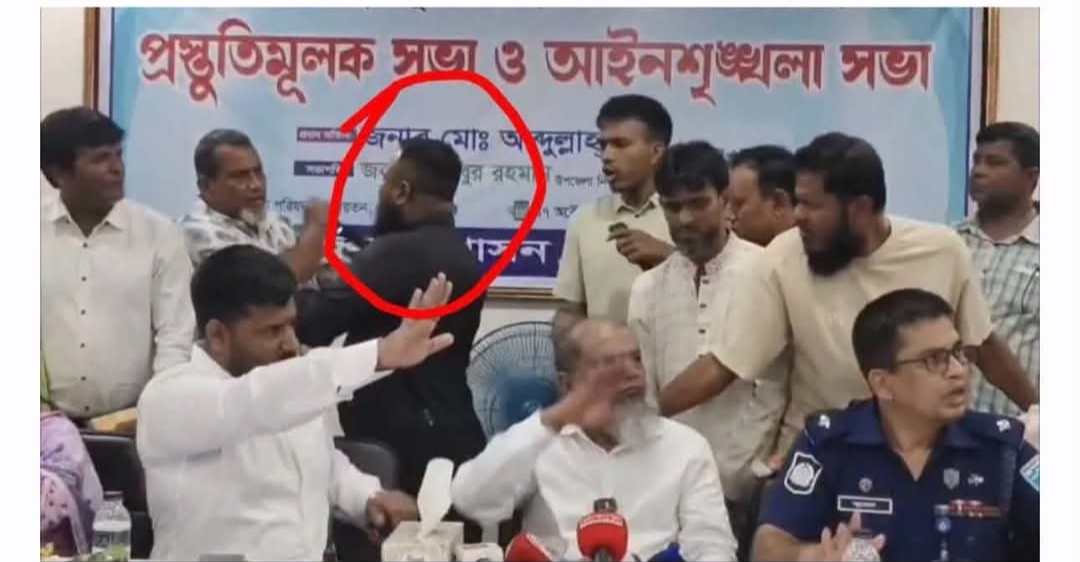 শ্রীনগরে পূজা উপলক্ষে আইন-শৃঙ্খলা সভায় জামায়াত নেতার উপর বিএনপি নেতাকর্মীদের হামলা, সাংবাদিকদের ক্যামেরা কেড়ে নেওয়ার চেষ্টা – তীব্র নিন্দা ও প্রতিবাদ