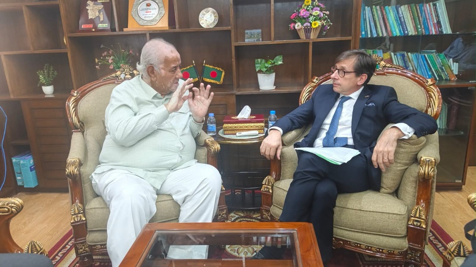 পার্বত্য মন্ত্রী সাচিং প্রু’র সাথে ফ্রান্সের রাষ্ট্রদূতের সৌজন্য সাক্ষাৎ