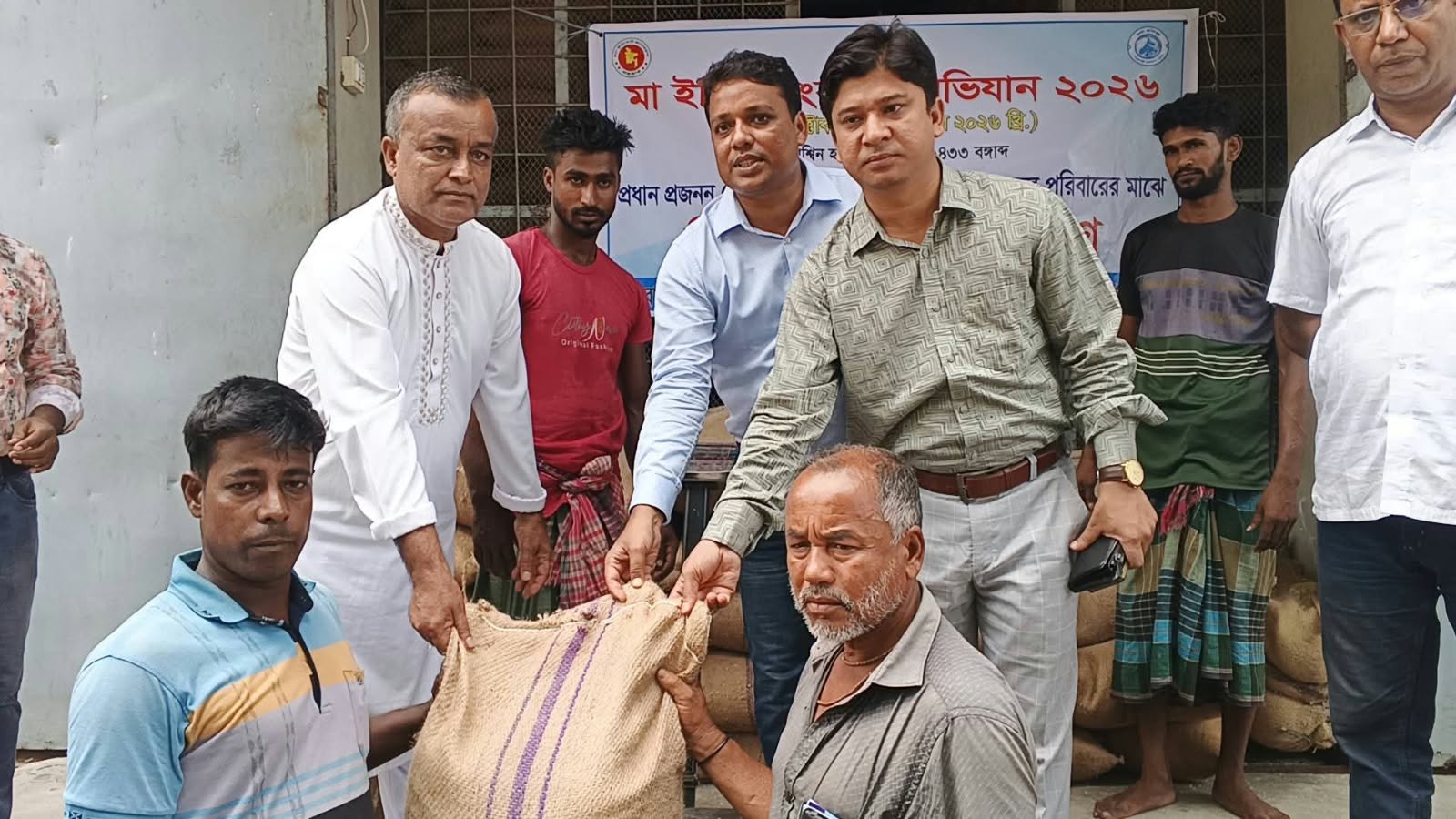 টুঙ্গিপাড়ায় ৩০০ জেলে পরিবার পেল সাড়ে ৭ টন ভিজিএফের চাল