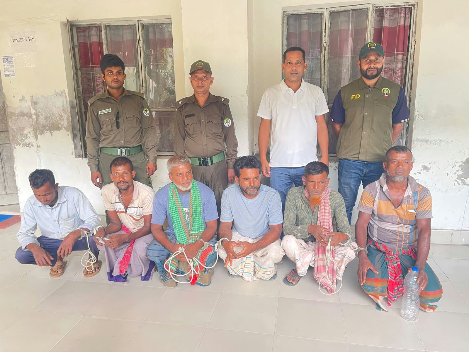 সুন্দরবনে অভিযানে হরিণের ফাঁদ ও খালপাটা জালসহ ৬ বন অপরাধী গ্রেফতার, ২টি নৌকা আটক