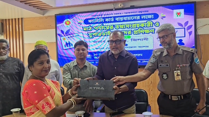 টুঙ্গিপাড়ায় ফ্যামিলি কার্ডের তথ্য সংগ্রহকারীদের প্রশিক্ষণ, বিতরণ করা হলো ট্যাব