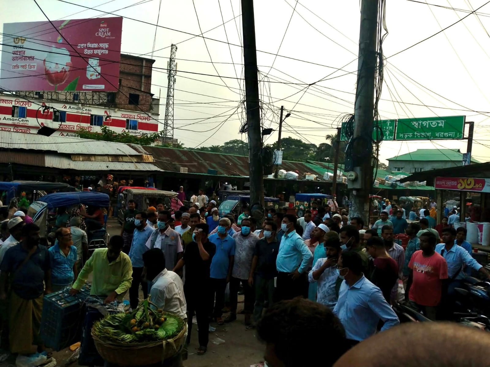 আমতলীতে সড়ক দখলমুক্ত করতে উচ্ছেদ অভিযান