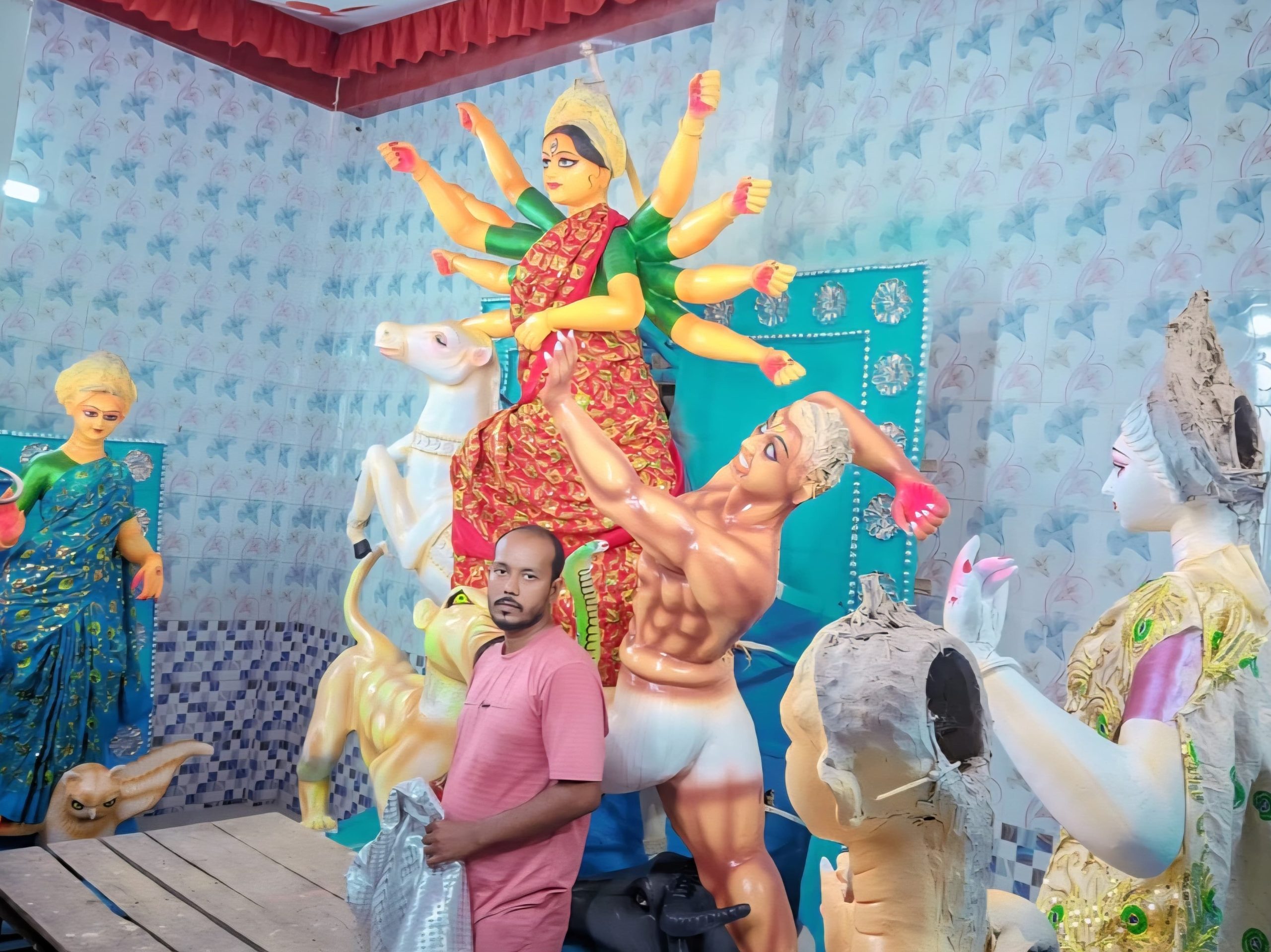 লাখাইয়ে দূর্গাপূজার প্রস্তুতি শেষ পর্যায়ে, ৬৭ টি মন্ডবে চলছেশেষ মূহুর্তে সাজসজ্জার কাজ