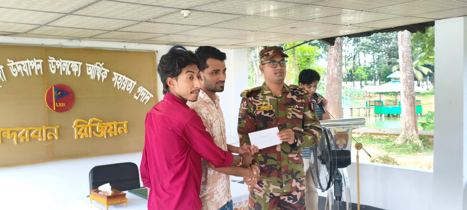 শারদীয় দুর্গাপূজা উপলক্ষে বান্দরবান সেনা জোনের আর্থিক অনুদান প্রদান