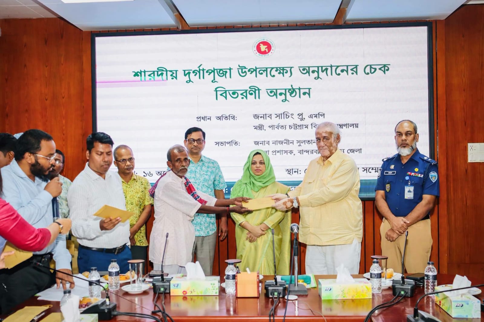 বান্দরবানে পার্বত্য মন্ত্রীর সফর, গার্ড অব অনার প্রদান ও পূজামণ্ডপে অনুদানের চেক বিতরণ