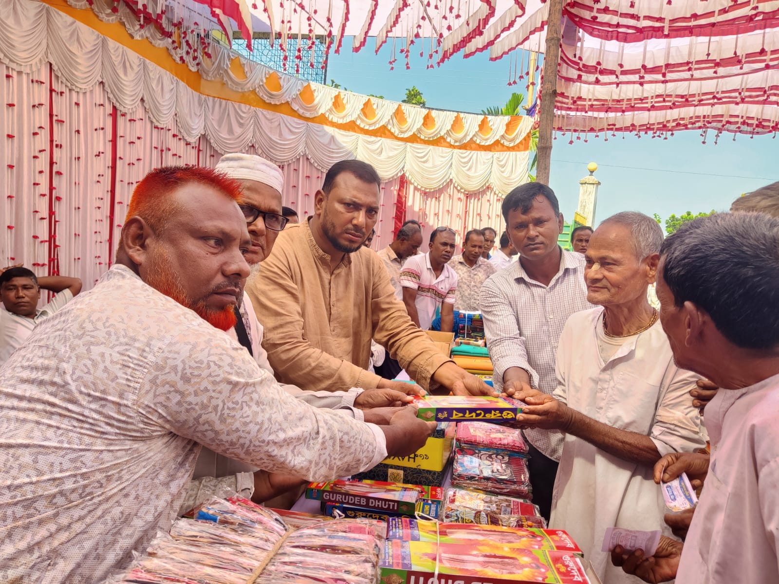 শারদীয় দুর্গাপূজায় পামুলীতে বস্ত্র বিতরণ করলেন আবুল বাশার প্রধান