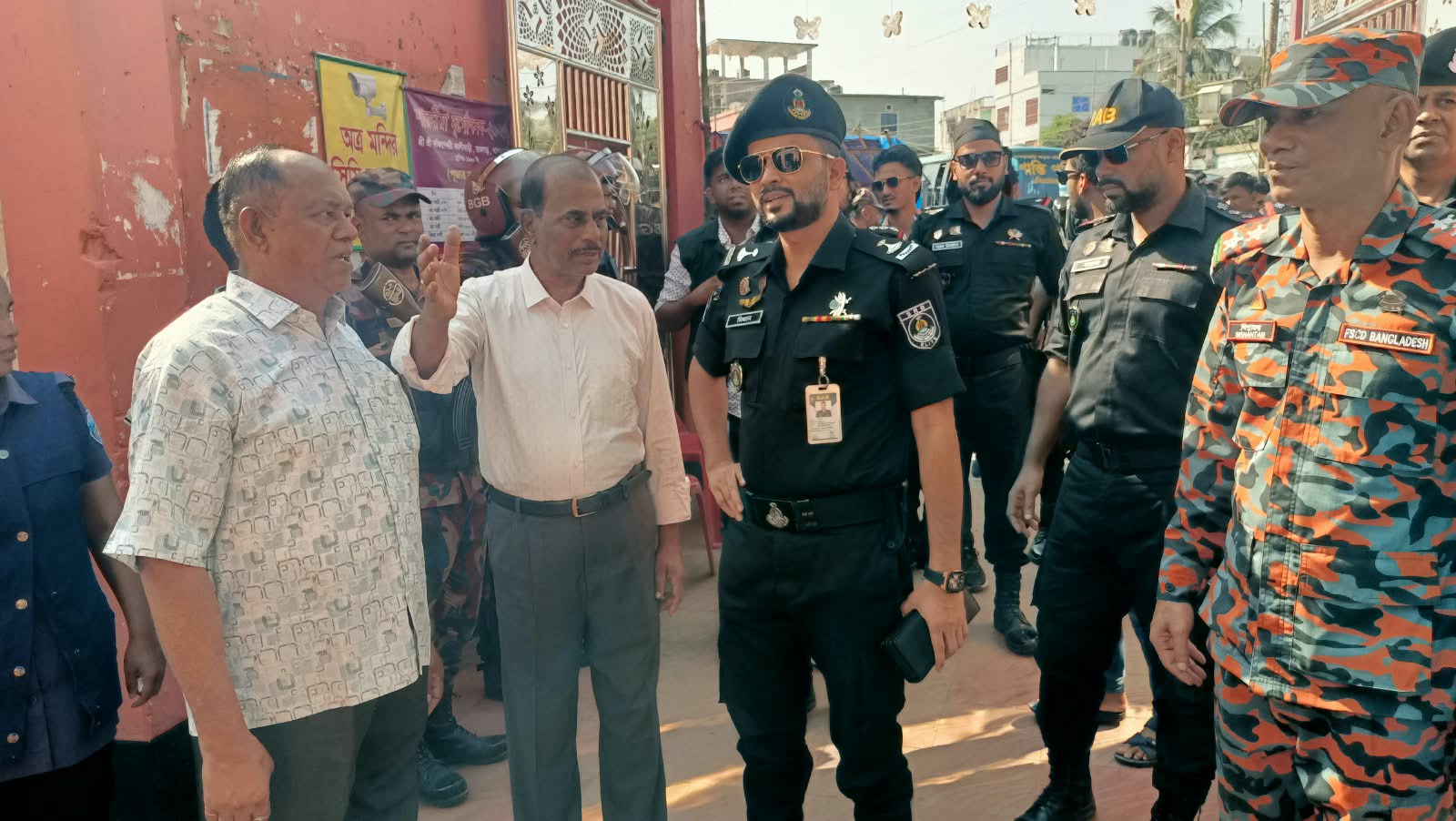 রামগড়ে পূজা মন্ডপ পরিদর্শনে এসআরবি ৭ কোম্পানি কমান্ডার মিজানুর রহমান