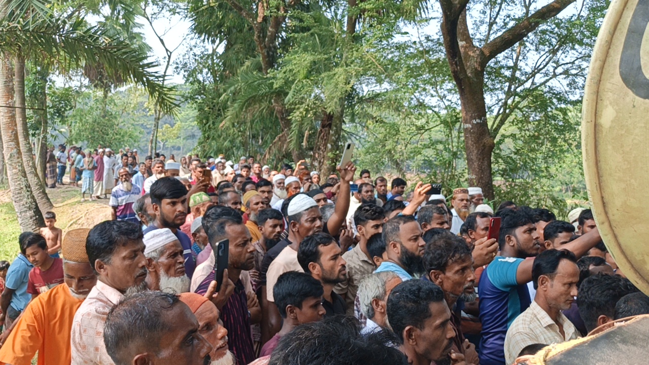আমতলীতে চাওড়া নদীর কচুরিপানা অপসারণ বন্ধ কেন, জানতে চেয়ে জনতার সমাবেশ