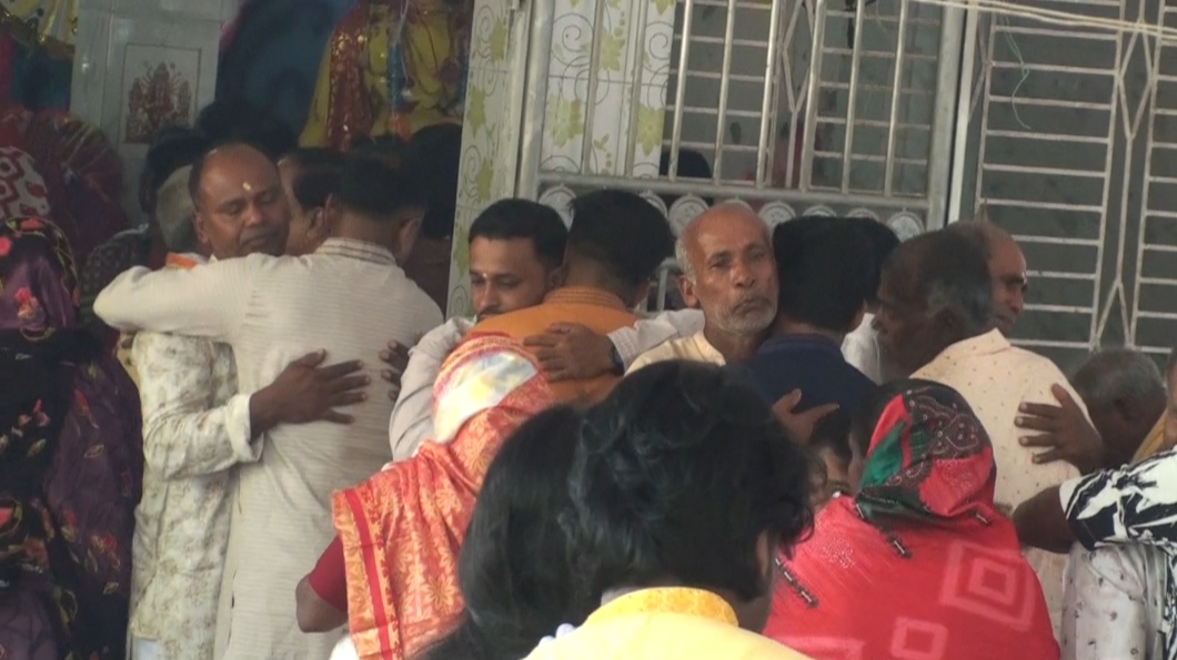 অশ্রুসজল বিদায়, মর্ত্য ছাড়ছেন দেবী দুর্গা