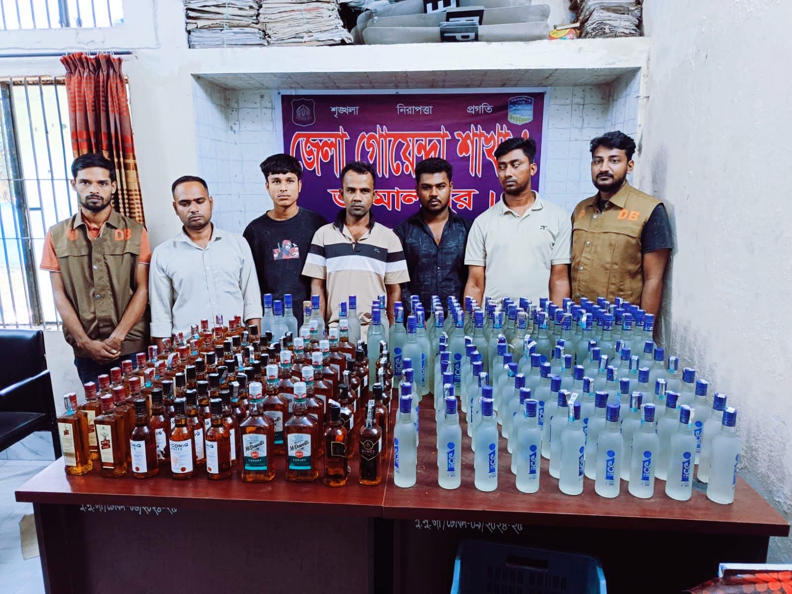 জামালপুরের বকশীগঞ্জে ২১৭ বোতল ভারতীয় মদ ও মোটরসাইকেলসহ ৫ মাদক কারবারি গ্রেফতার
