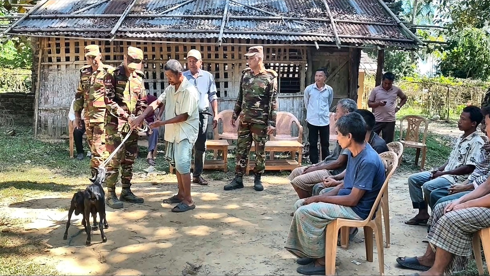 পাহাড়ে স্বাবলম্বিতার নতুন স্বপ্ন, দীঘিনালায় ৭ অসহায় পরিবারকে ছাগল দিল সেনাবাহিনী