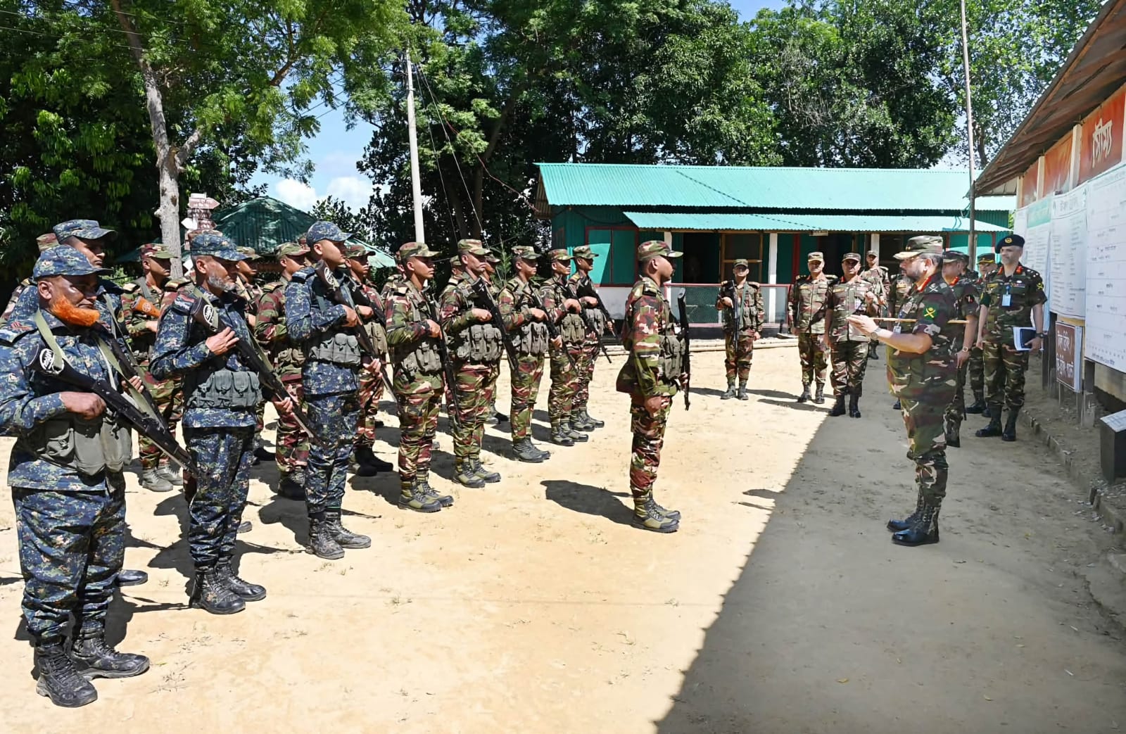 পার্বত্য চট্টগ্রামে সেনা ক্যাম্প পরিদর্শন করলেন সেনাবাহিনী প্রধান