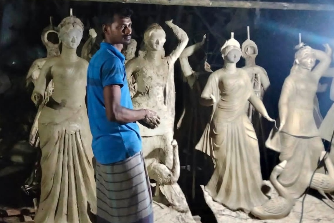 লাখাইয়ে প্রতিমা তৈরিতে ব্যস্ত মৃৎশিল্লীরা
