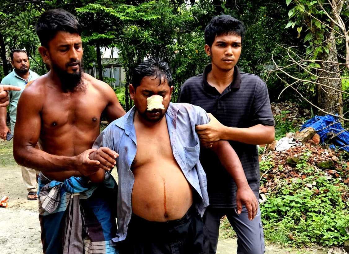 বাঙ্গরায় দুই পক্ষের রক্তক্ষয়ী সংঘর্ষ: বাড়িঘর ও ব্যাংকের এজেন্ট আউটলেটে ভাঙচুর, আহত-৪