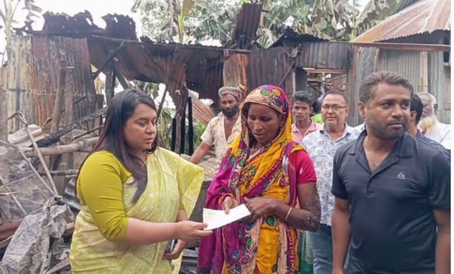 সরিষাবাড়ীতে অগ্নিকাণ্ডে ৪ ষাঁড়ের মৃত্যু, ক্ষতিগ্রস্ত পরিবারের পাশে উপজেলা প্রশাসন