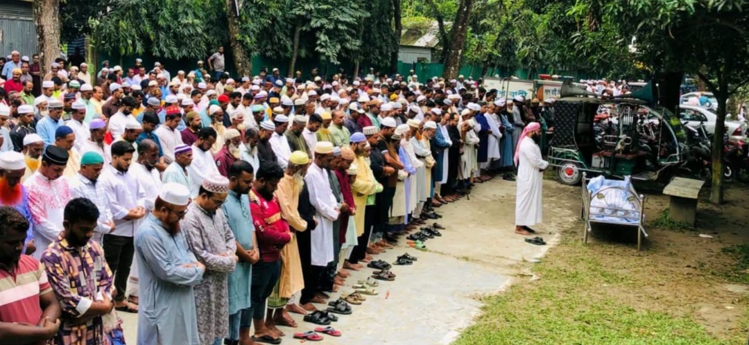 ইসলামপুরে মাহমুদ হাসান কবির মঞ্জিলের তৃতীয় জানাজা শেষে দাফন সম্পন্ন